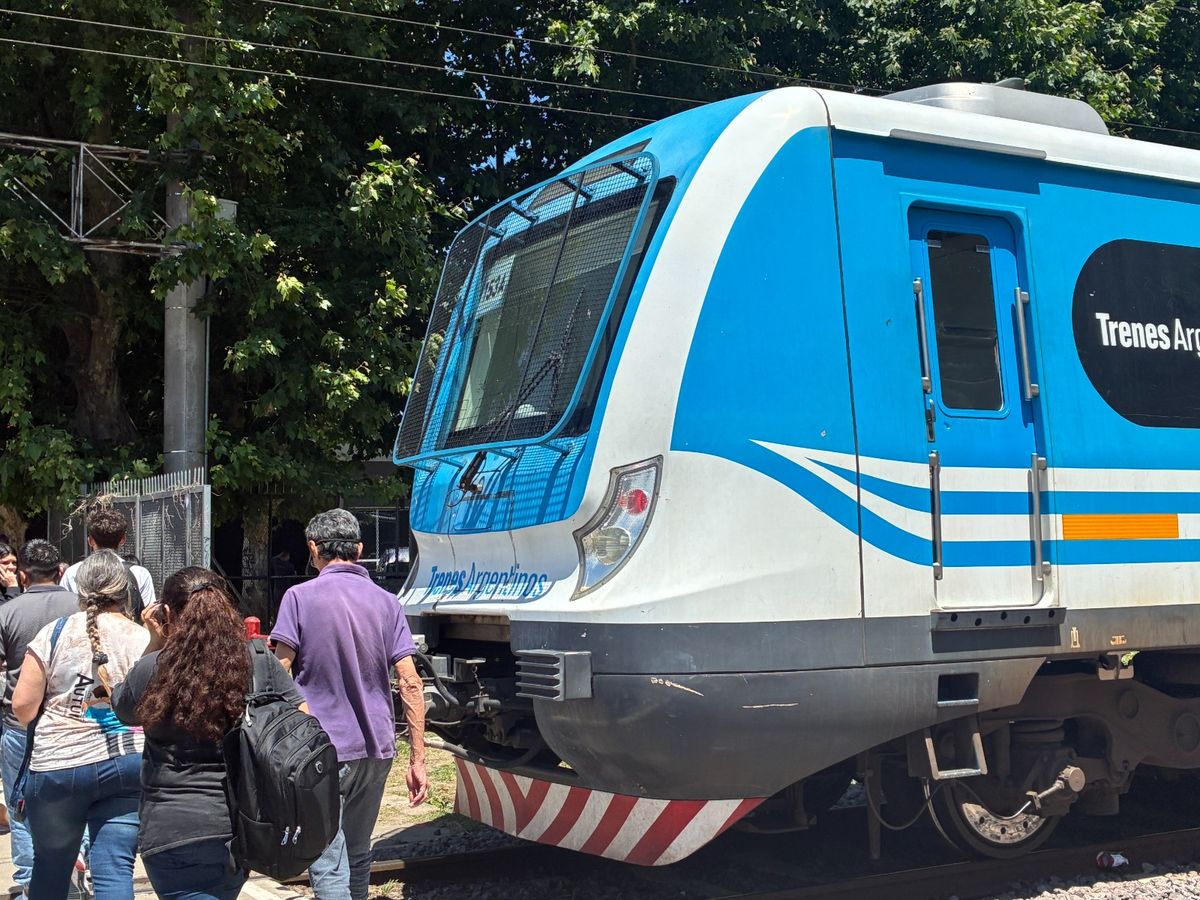 El tren sentido Ezeiza permaneció detenido y la barrera de Rodríguez quedó cerrada al tránsito.
