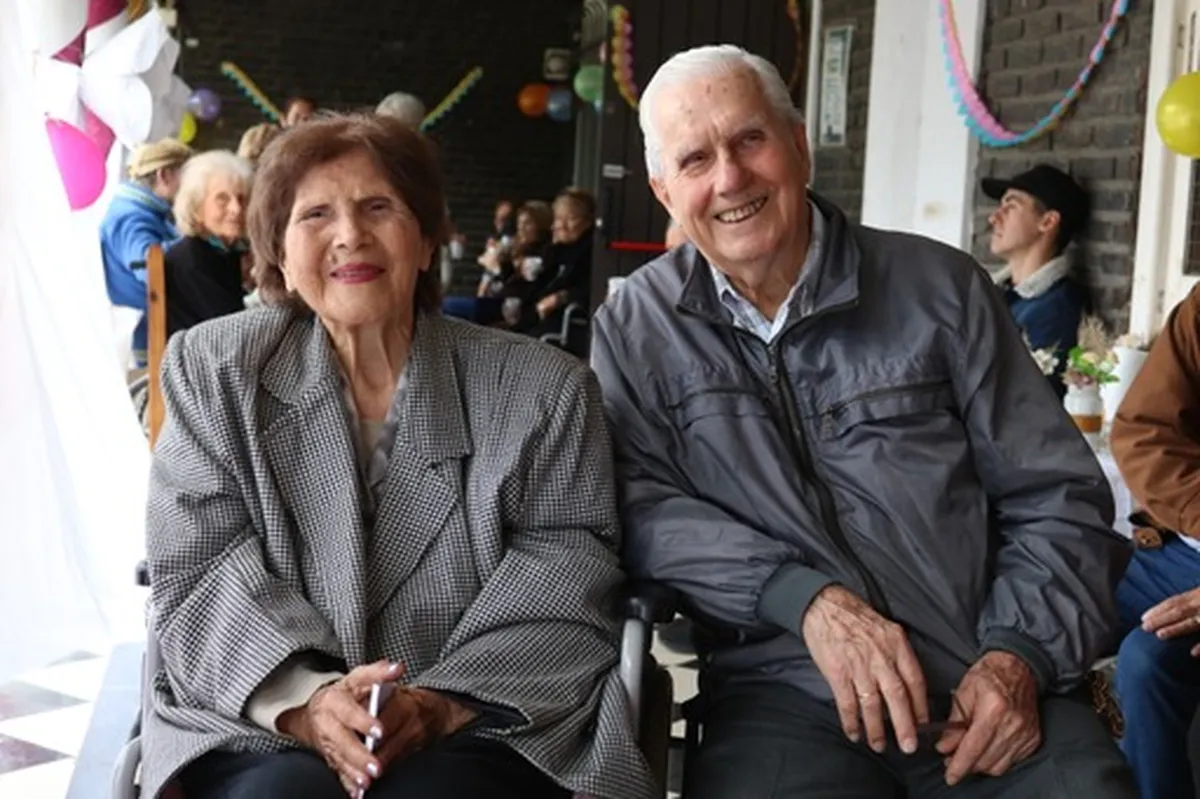 Maena y su hermano Roberto, en el geri&aacute;trico de Monte Grande.