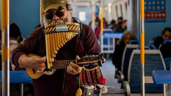 La historia de Charanguito: cuatro décadas tocando en el Tren Roca