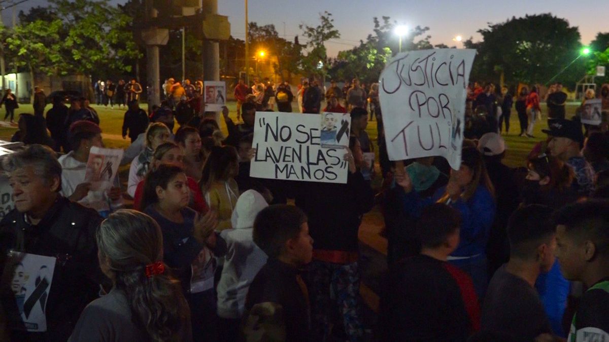 Vecinos, familiares y amigos del barrio se juntaron en la plaza Zaizar en protesta por Federico Rodríguez.