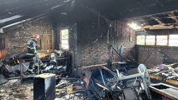 voraz incendio en una casa de monte grande: trabajaron dos dotaciones de bomberos