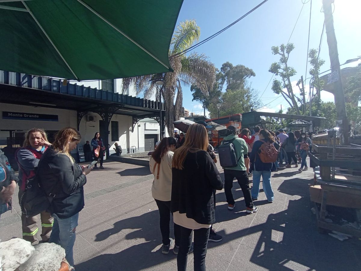 Por el paro de trenes se registraron largas filas tanto para colectivos de línea como para trasnfers privados.