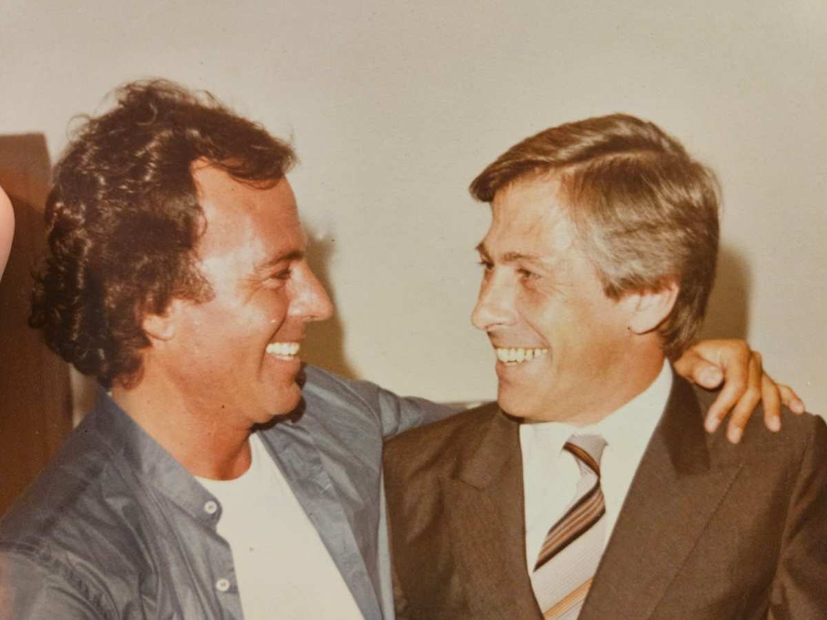 G&oacute;mez junto a Julio Iglesias.