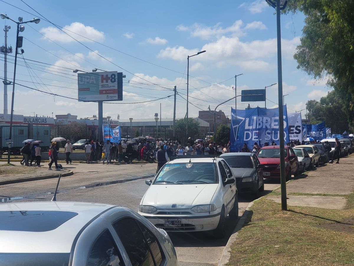 Los manifestantes se reunieron frente al UPA de Lomas para luego cortar el Puente La Noria.