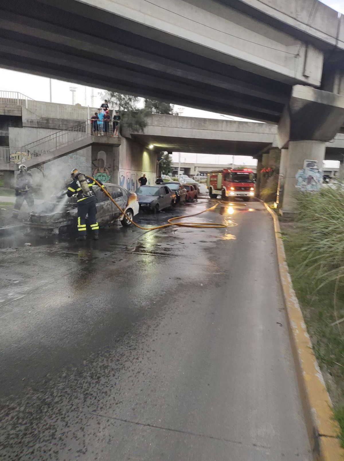 Bomberos Voluntarios de Lomas trabajaron en el lugar para controlar el incendio del vehículo sobre Camino Negro, en Ingeniero Budge.