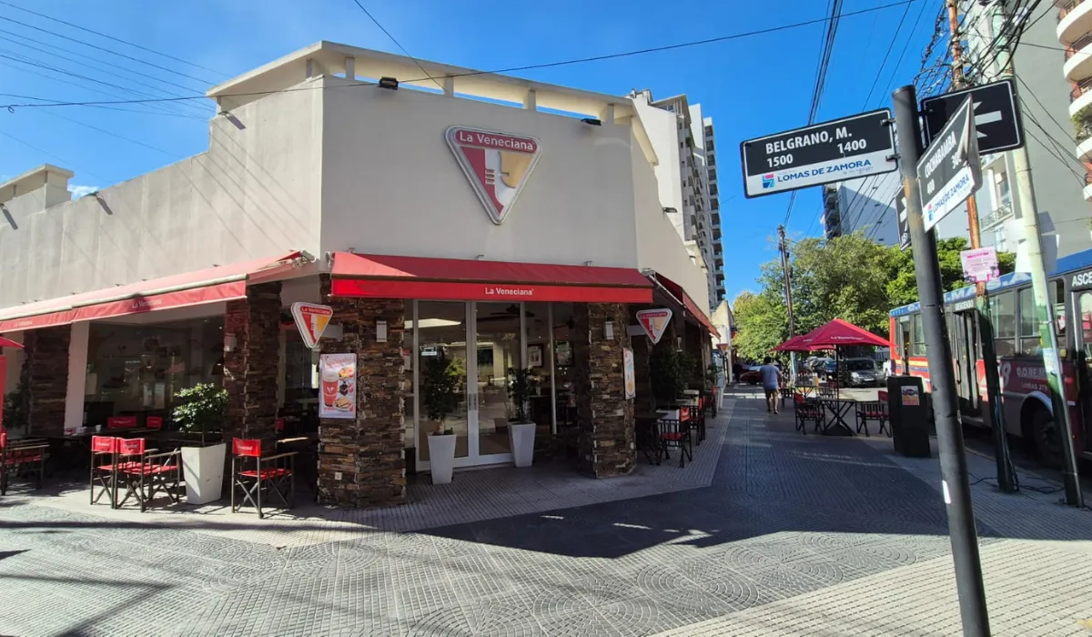 La heladería está situada en el centro de Banfield.