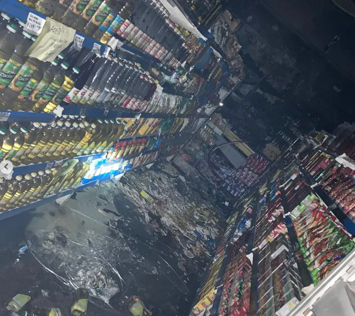 Incendio destruyó un supermercado en Mármol