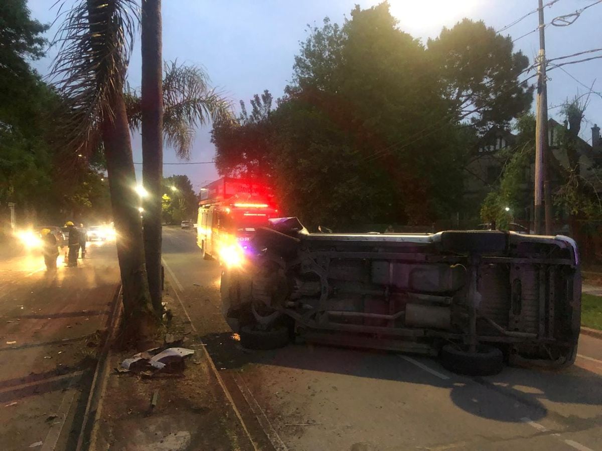 La camioneta que volcó por el accidente en Adrogué. 