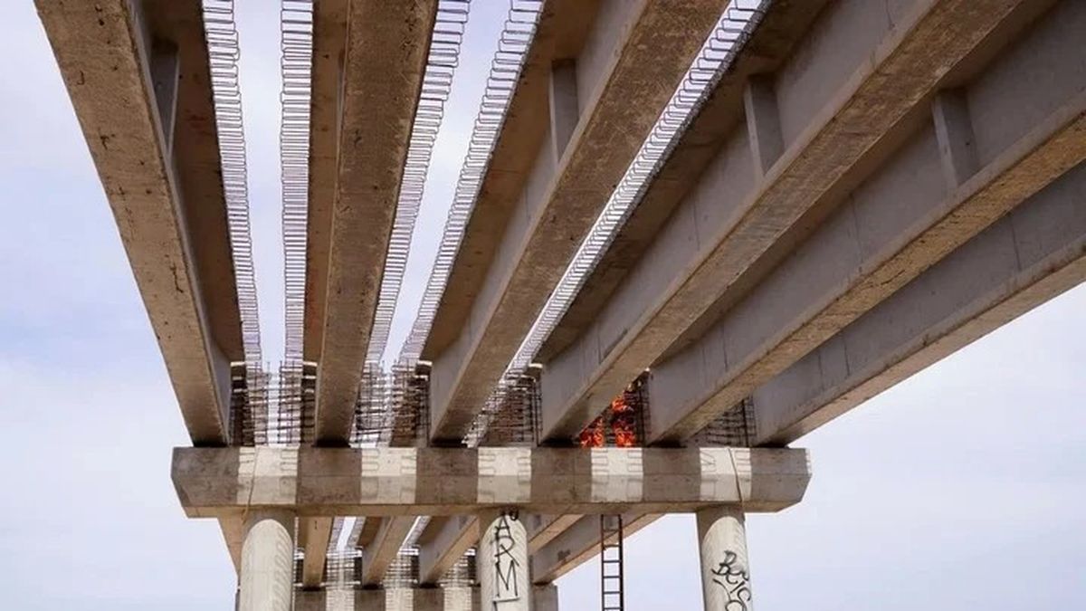 Dos nuevos puentes se construyen para el avance de la obra de la autopista Presidente Perón.