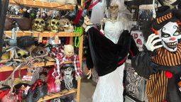 los vecinos se preparan para halloween: lo mas vendido en los cotillones