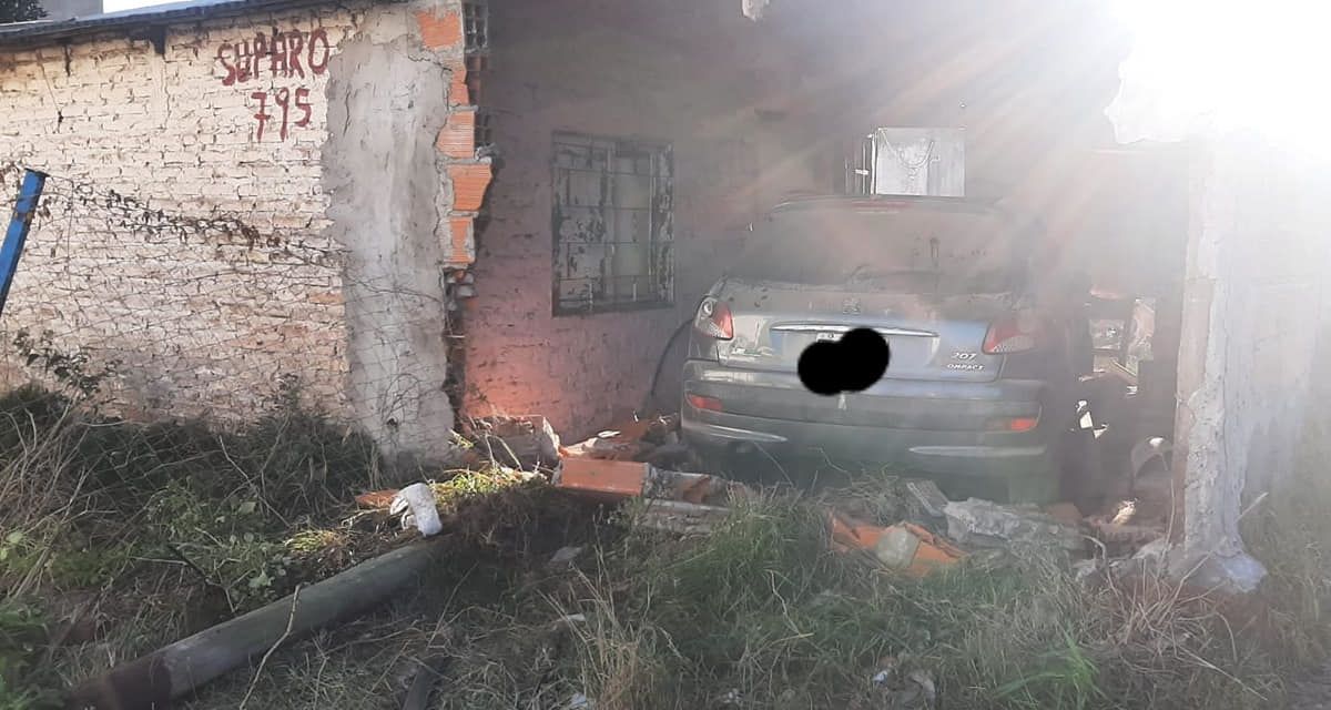 El auto terminó incustado en una casa del barrio Don Orione de Almirante Brown.