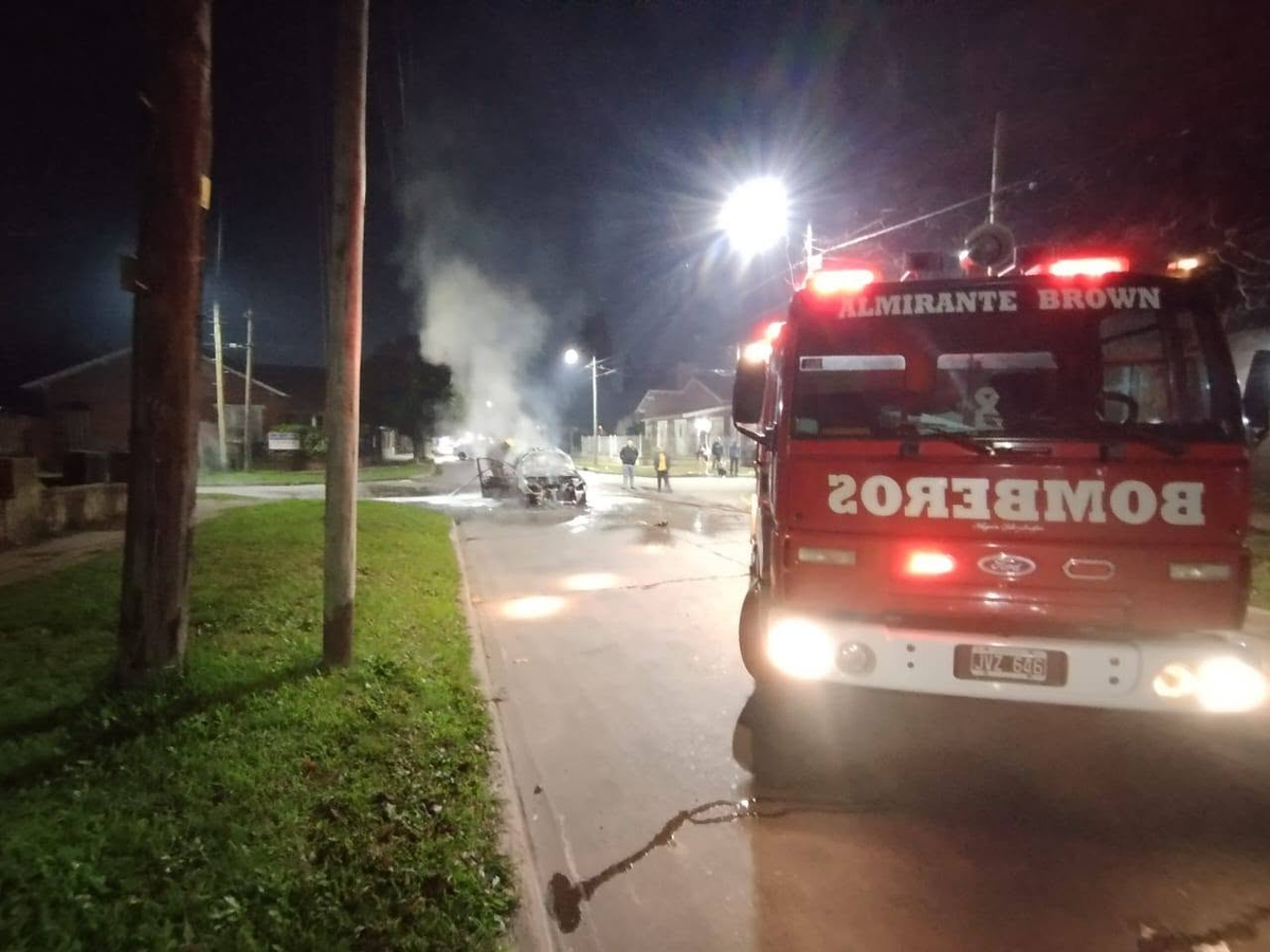 Bomberos Voluntarios de Almirante Brown intervinieron en la zona. Bomberos Voluntarios de Almirante Brown intervinieron en la zona. 