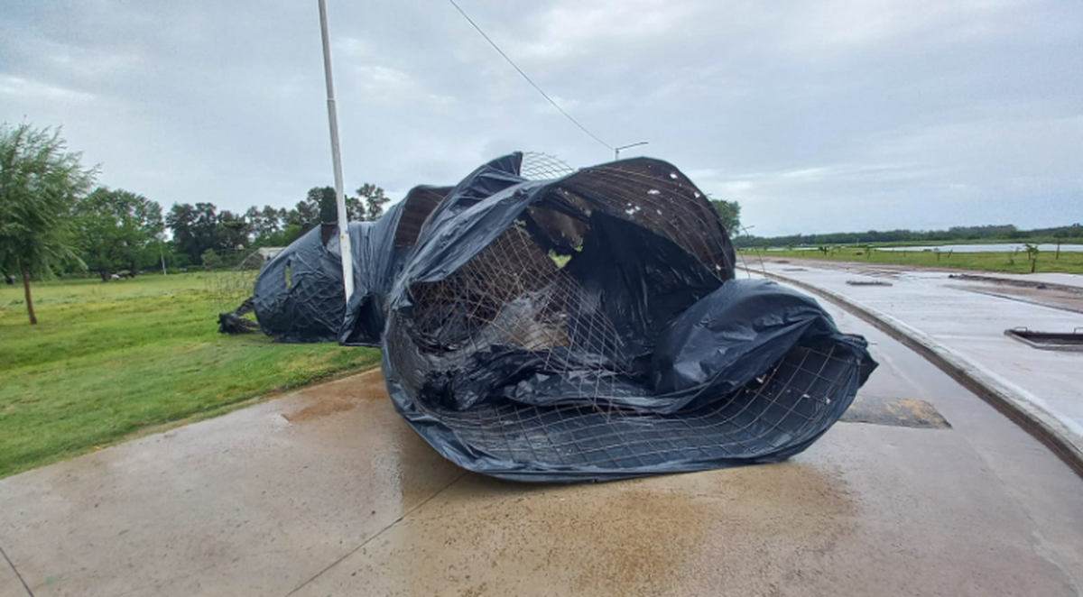Una estructura en el medio de la calle en Alejandro Korn.