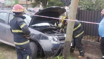 Almirante Brown: fuerte choque de un auto contra un poste de luz en Burzaco