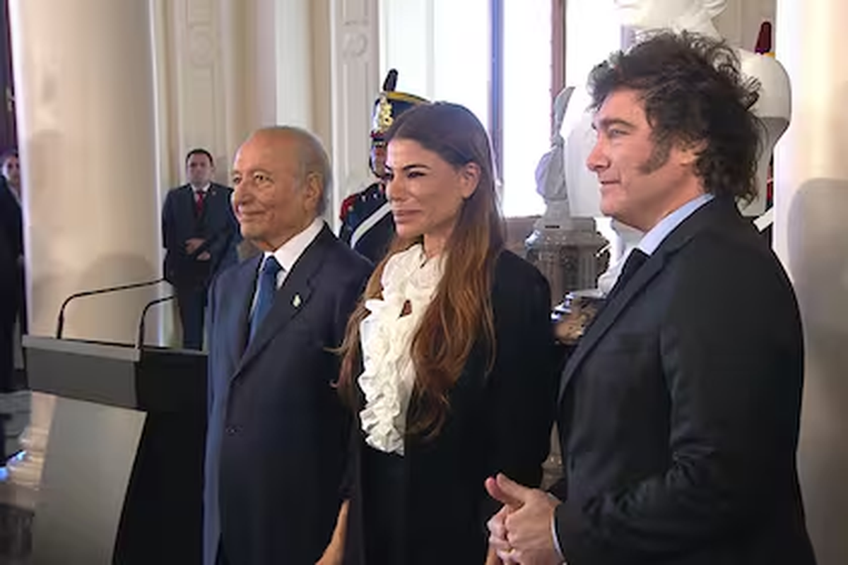 El presidente Javier Milei inauguró este martes el busto de Carlos Menem en la Casa Rosada.
