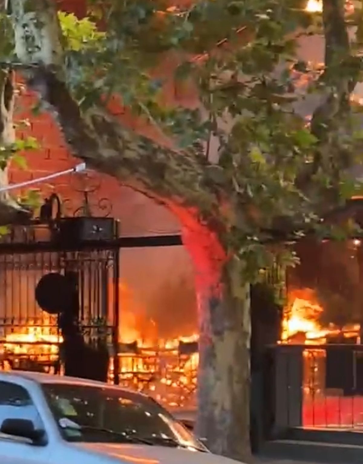 El feroz incendio afectó al bar Bodega de Las Lomitas.