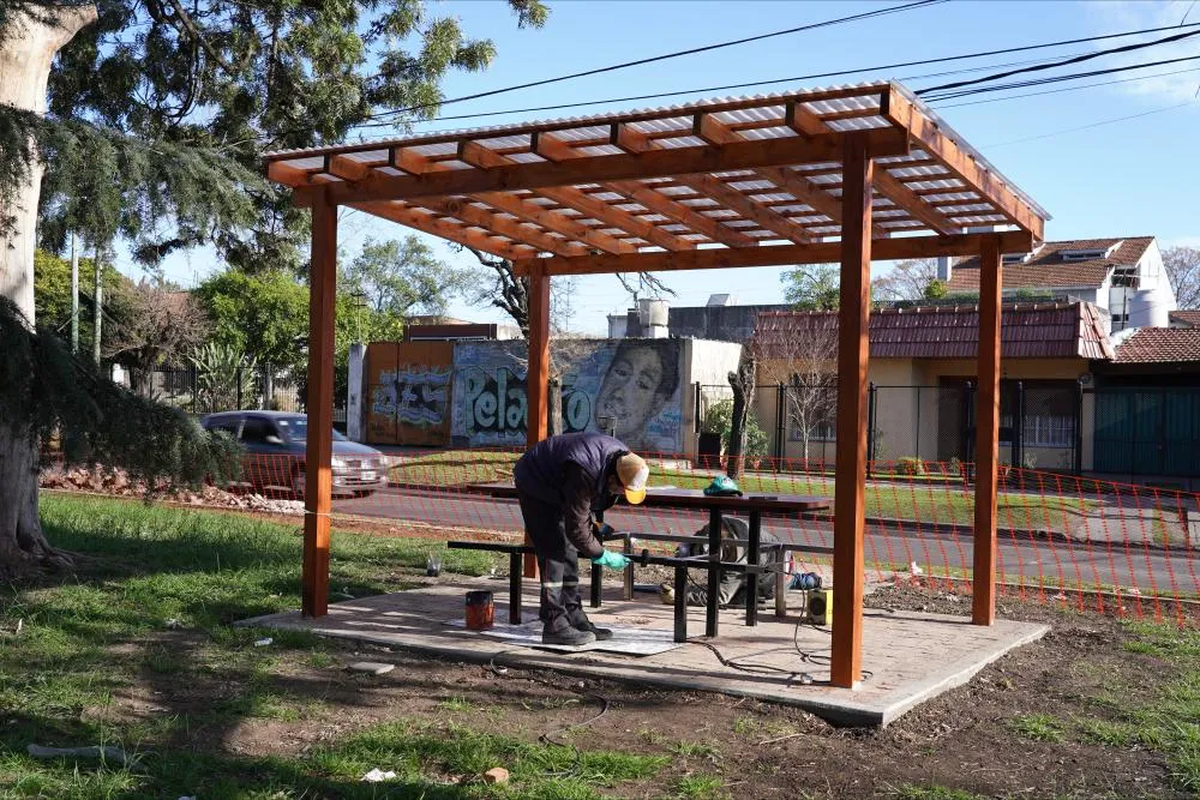 Avanzan las obras en las plazas de Lomas.