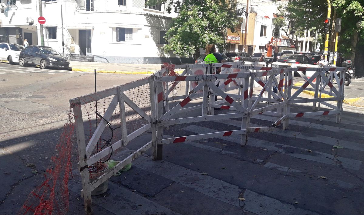 Varias calles de Lomas Oeste estarán cortadas por obras. Debieron reubicar paradas de colectivos.