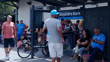 Acampe en la estación de Alejandro Korn para conseguir pasajes a Mar del Plata