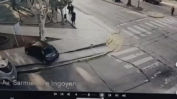 Se metió con el auto en la plaza de San Vicente y pudo haber sido una tragedia: quedó filmado