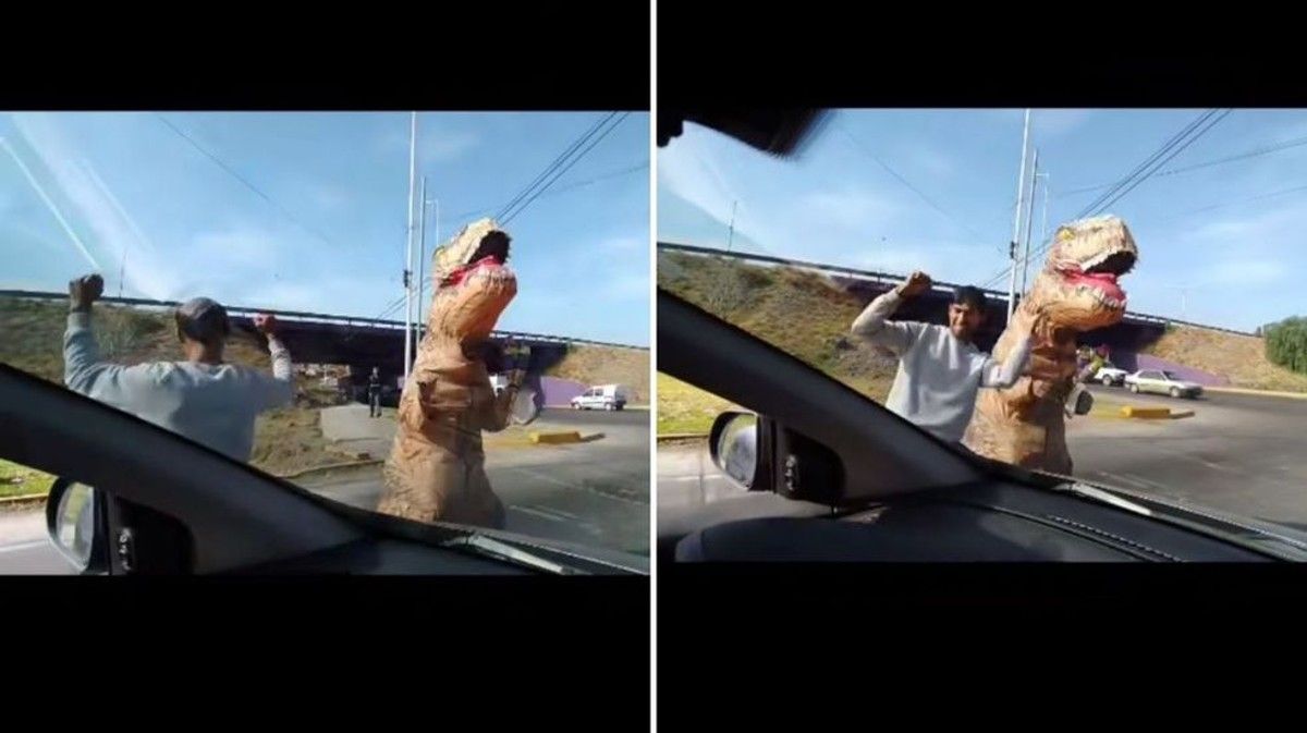 Virales: un conductor se bajó en un semáforo para bailar con un dinousario