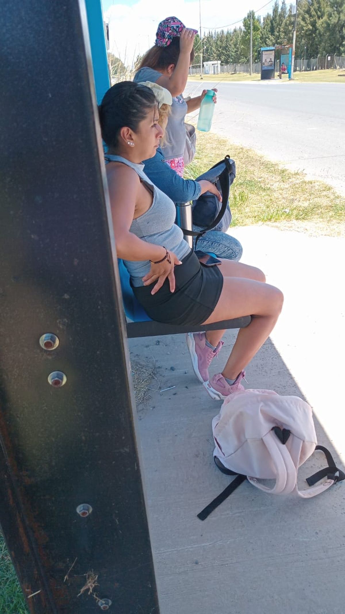 Las trabajadoras esperando el colectivo en la entrada del country en Canning. 