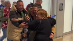 viral: una mujer se confundio de hijo y abrazo a otro hombre en el aeropuerto