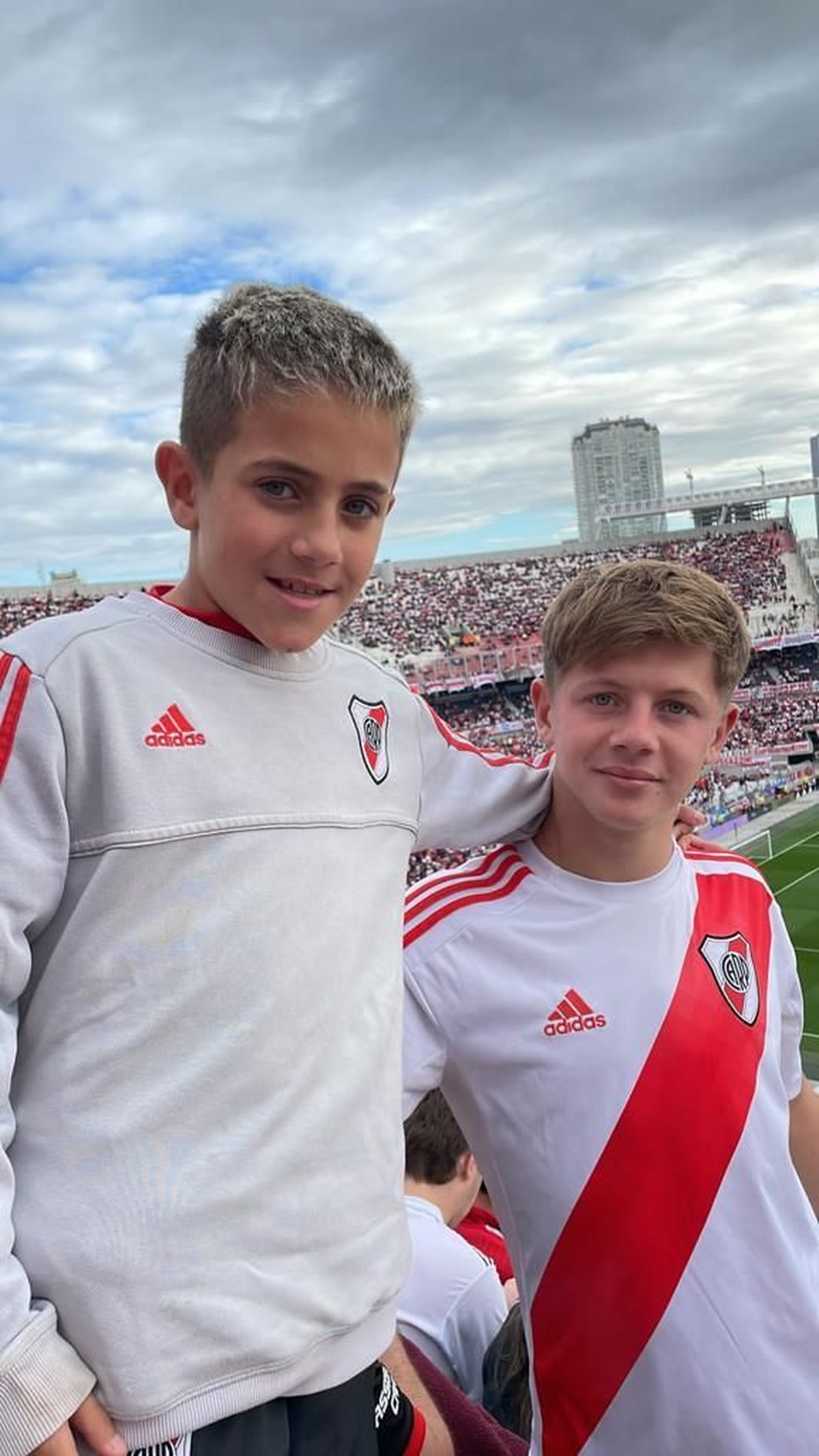 Bauti junto a su hermano en la cancha de River.