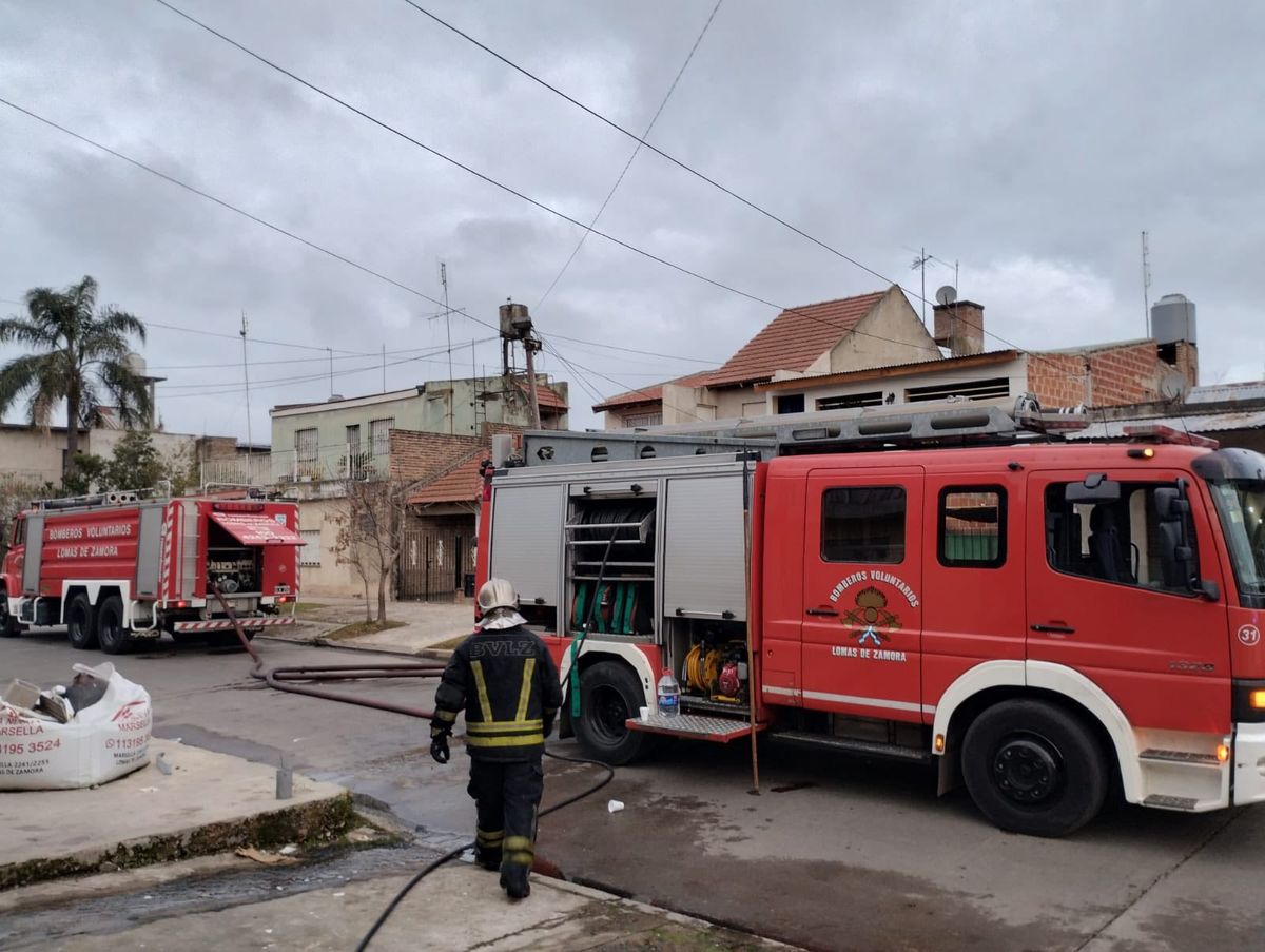 Bomberos Voluntarios de Lomas trabajaron con dos unidades para controlar el incendio en una vivienda de Gabriel Mistral y Lope de Vega. Bomberos Voluntarios de Lomas trabajaron con dos unidades para controlar el incendio en una vivienda de Gabriel Mistral y Lope de Vega.