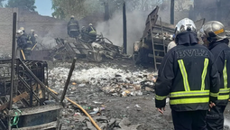grave incendio en un galpon de lomas: trabajaron cinco dotaciones de bomberos