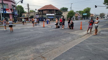 Lomas: vecinos cortan el tránsito en Camino Negro por los apagones