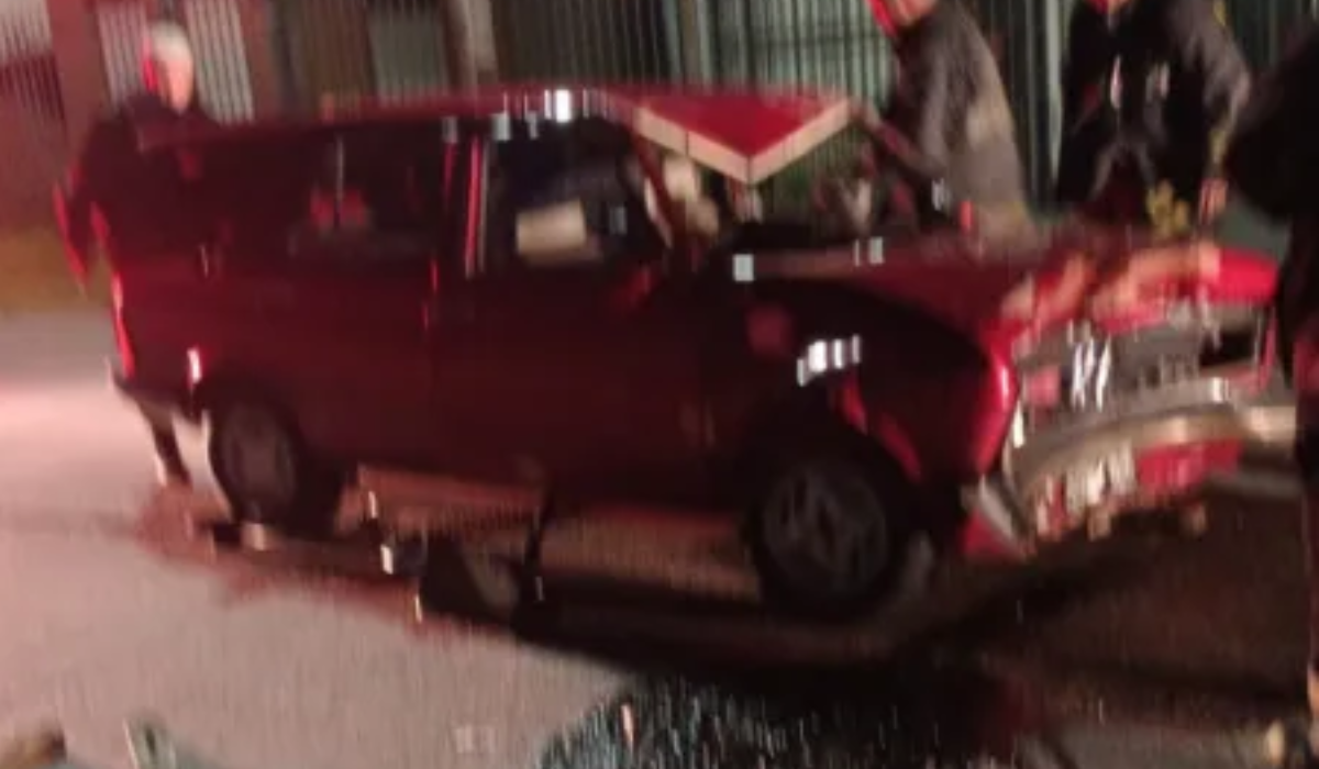 El auto quedó destruido tras chocar contra una bolsa de escombros en Lomas de Zamora.