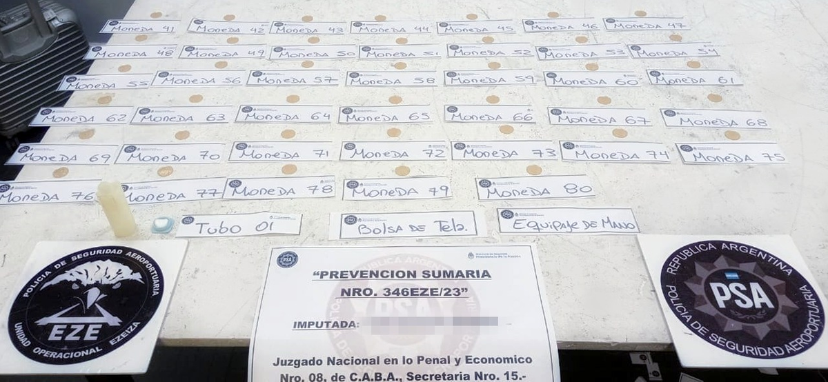 Algunas de las monedas incautadas durante el operativo en el Aeropuerto de Ezeiza.