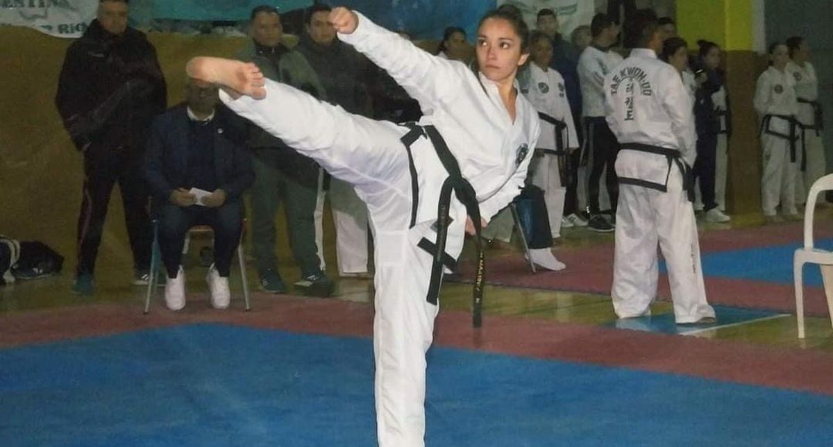 Evelyn Martínez, oriunda de Almirante Brown, en una exhibición de Taekwondo