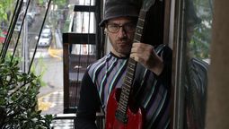 el musico de monte grande que da conciertos desde su balcon y sorprende a los vecinos
