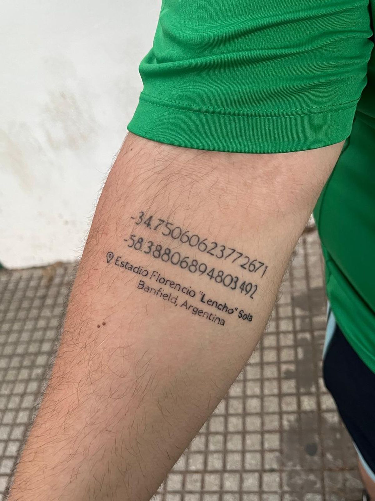 El tatuaje de Marco, hincha de banfield, que marca las coordenadas de una de las esquinas del Estadio Florencio Sola.