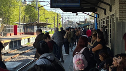 caos en la vuelta a casa en el tren roca: siguen las demoras por la medida de fuerza de los 30 km/h