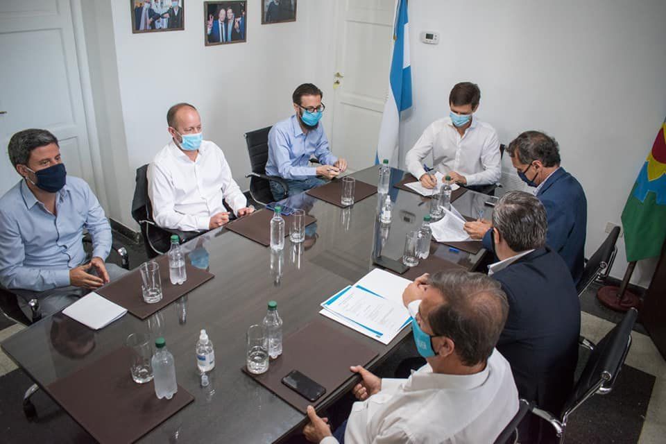 El intendente de San Vicente, Nicol&aacute;s Mantegazza, con el Ministro de Obras P&uacute;blicas de la Naci&oacute;n, Gabriel Katopodis y el Ministro de Infraestructura y Servicios P&uacute;blicos de la Provincia, Agust&iacute;n Simone, y otros funcionarios.