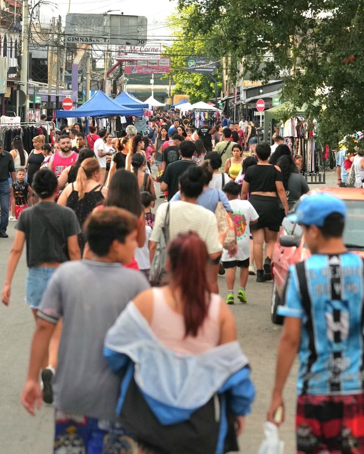 El paseo de compras se realizará sobre Av. Oliver, entre Av. Huergo y E. Prayones, en 9 de Abril, con cortes al tránsito desde las 16 horas. El paseo de compras se realizará sobre Av. Oliver, entre Av. Huergo y E. Prayones, en 9 de Abril, con cortes al tránsito desde las 16 horas.