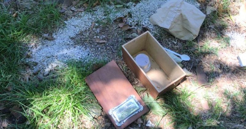 La urna abierta y las cenizas esparcidas. Así la encontraron días atrás.