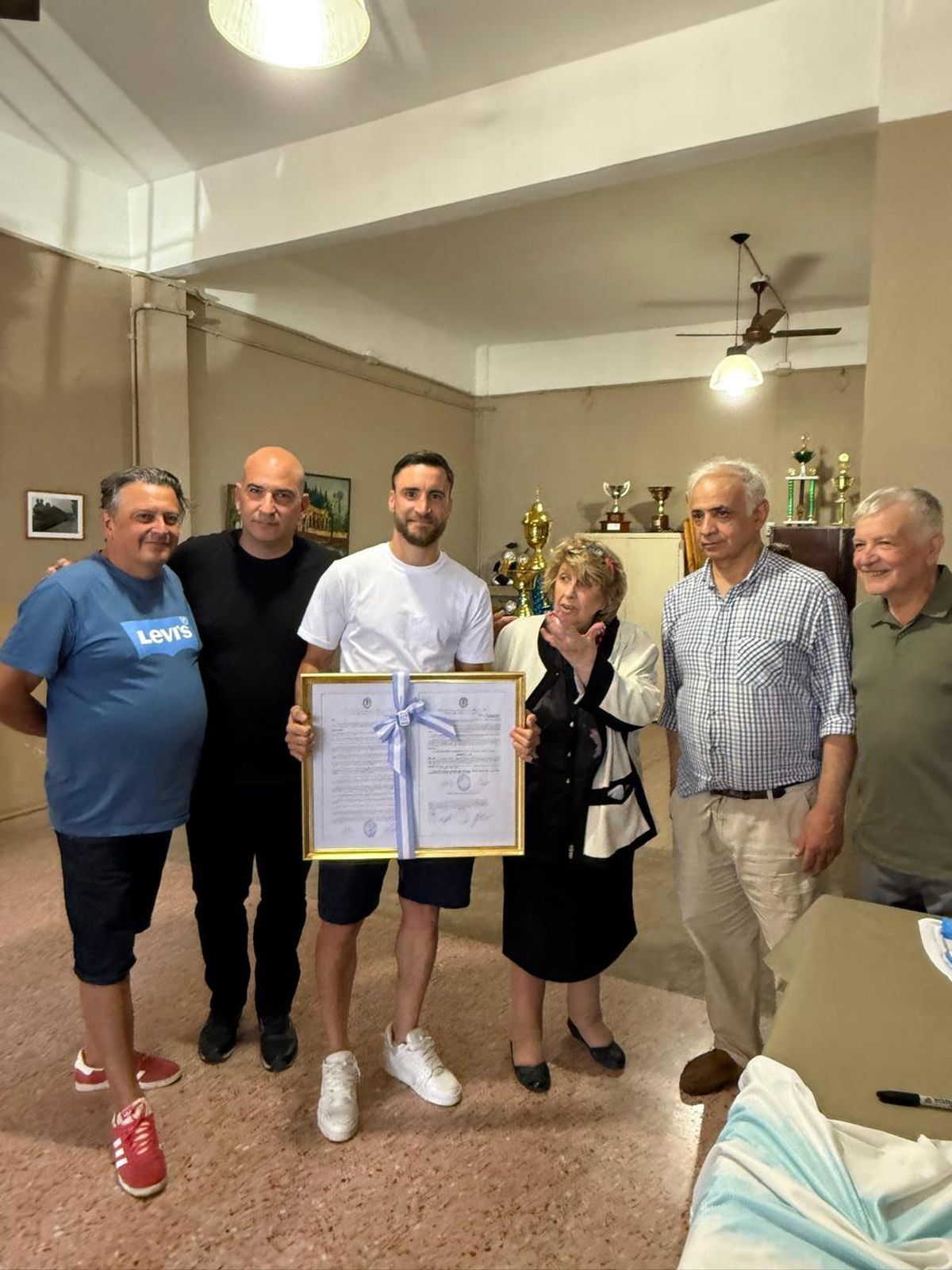 Nicolás Tagliafico volvió a su club de Almirante Brown y lo declararon ciudadano ilustre