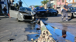temperley: un auto perdio el control y choco contra dos postes