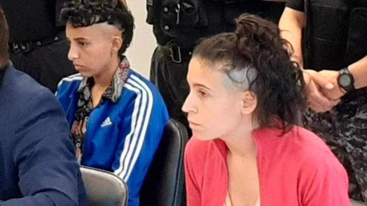 Magdalena Espósito (de rosa) y Abigail Páez (azul) esperan su sentencia que se conocerá el 2 de febrero.