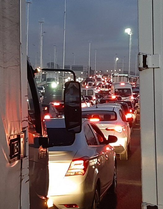 Fila interminable de vehículos en las primeras horas del miércoles.