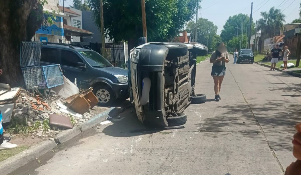 La camioneta volcada en Temperley.