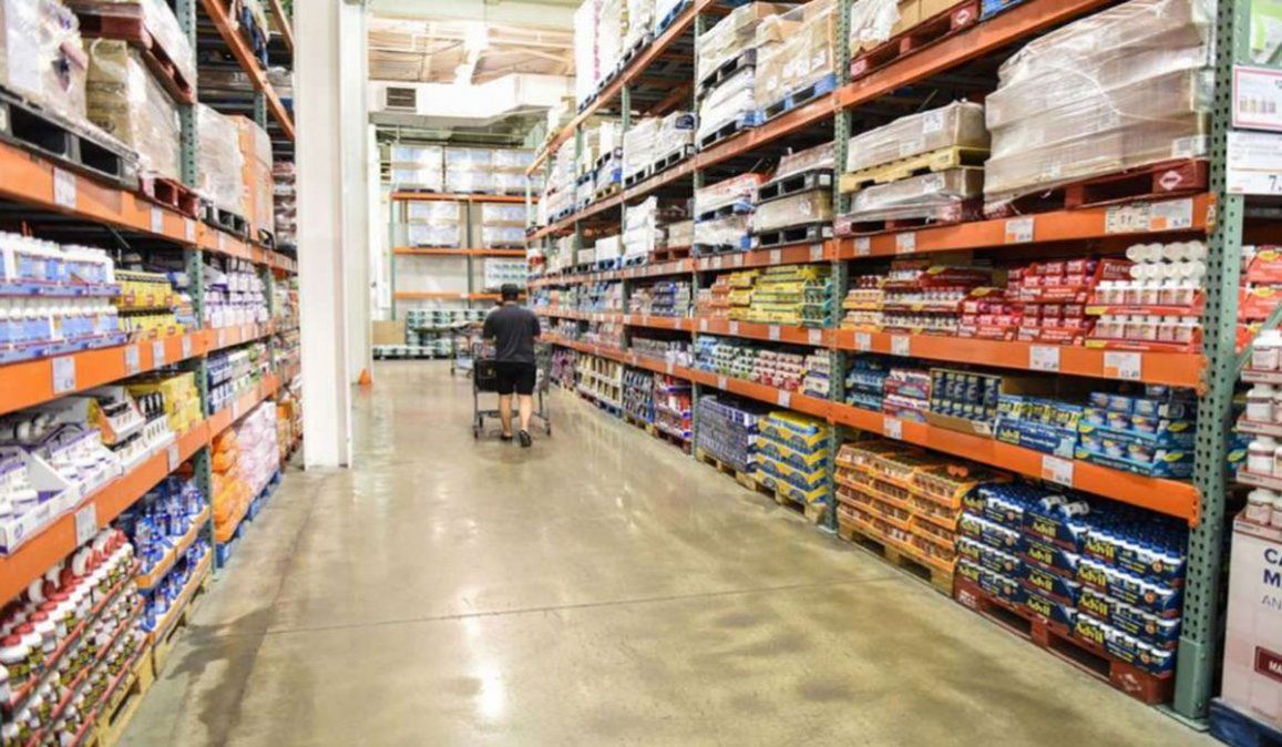 Para ganarle a la inflación, los expertos aconsejan comprar productos en el supermercado mayorista.