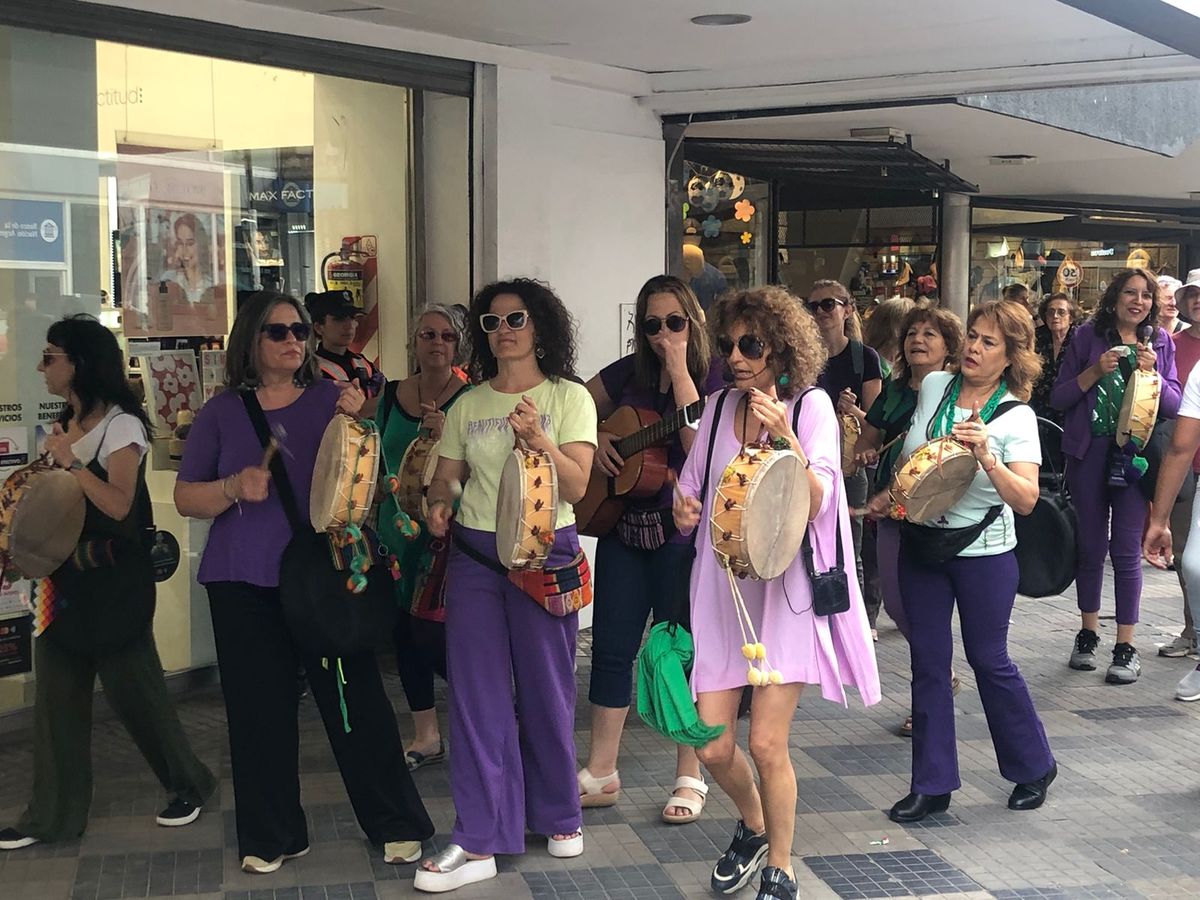 Las Mujeres Pájaro recorrieron las calles de Monte Grande con sus cantos originarios