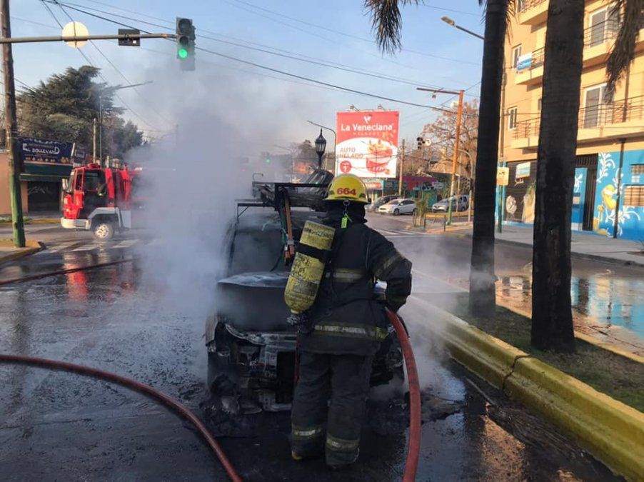 Incendio de un auto en Adrogu&eacute;