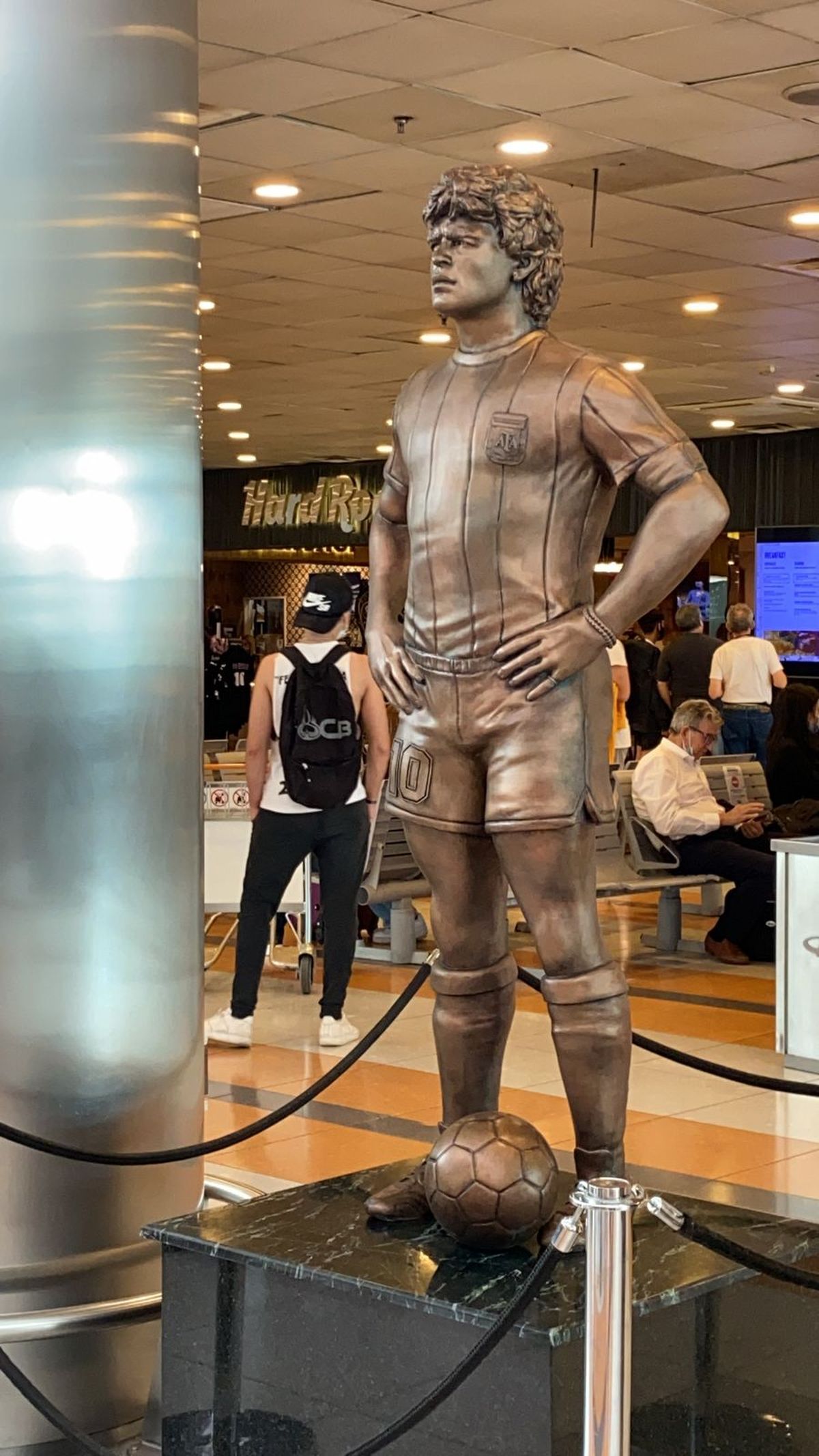 Ezeiza: Inauguraron una escultura de Maradona en el aeropuerto