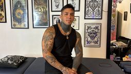 tatuador de luis guillon ofrece tatuajes gratis para mujeres con cicatrices por cancer de mama